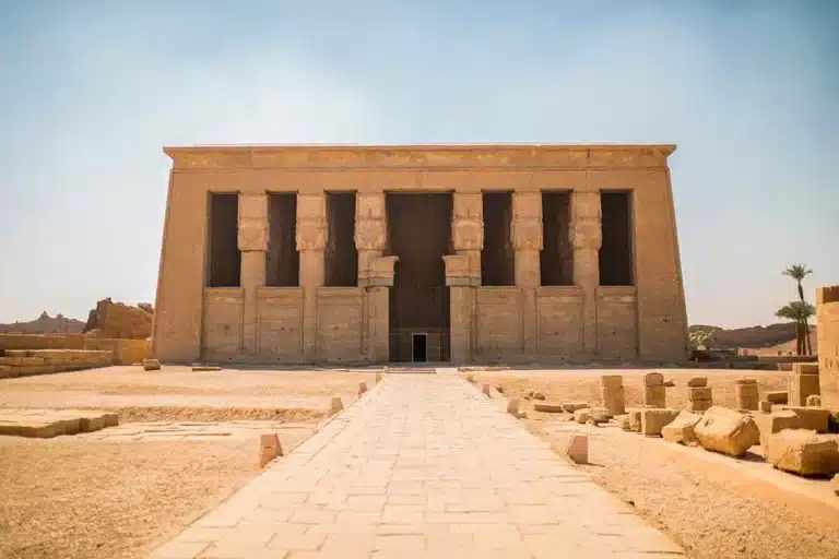 templo-de-dendera-entrada